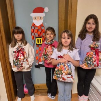 Mikołajki pełne uśmiechu w świetlicy Caritas: Dzieci otrzymały wymarzone paczki