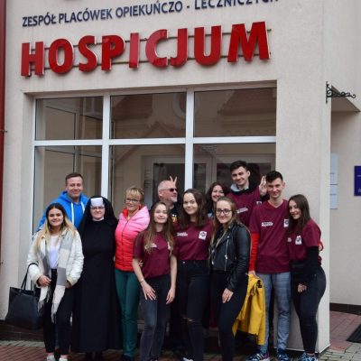 Młodzi z wizytą w Hospicjum w Miechowie