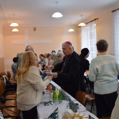 Wolontariusze PZC na spotkaniu świątecznym z biskupem Janem Piotrowskim